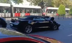 Otomobil servis minibüsüne çarptı, sürücü kaçtı