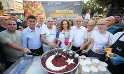 Yüzlerce Karşıyakalı aşurenin bereketini paylaştı