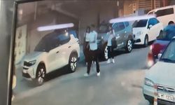 Sokak ortasında tekmeli yumruklu kavga