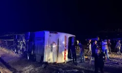 Yolcu otobüsü devrildi: 10 kişi yaralandı!