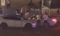 Gece kulübü çıkışı kadınlar arasında kavga: Tekme ve tokatlar havada uçuştu!