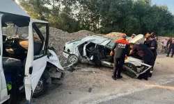Otomobil ile minibüs çarpıştı: 1 ölü, 3 yaralı