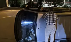 Kazada aracı yan yattı içine girip 1 saat eşya topladı!