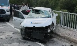 Otomobil köprü üzerindeki bariyerlere çarptı: 5 yaralı!