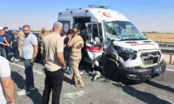Ambulans zincirleme kazaya karıştı: 2 sağlık çalışanı ve hafta yaralı!