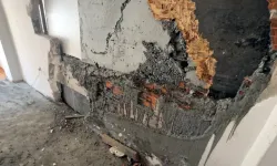Mikser hortumu bitişikteki evin duvarını deldi
