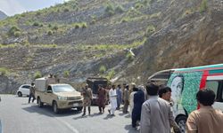 Pakistan'da yolcu otobüsü uçuruma yuvarlandı: 40 ölü!