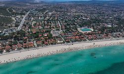 Çeşme'de plajlar doldu: Tatilciler serinliği denizde buldu