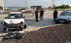 Otomobiller çarpıştı: 2 kişi yaralandı