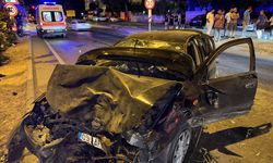 Ağaca çarpan otomobildeki 6 kişi yaralandı