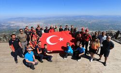 Spil Dağı zirvesindeki Türk bayrağı 15 Temmuz dolayısıyla yenilendi