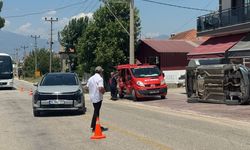Muğla'da iki otomobilin çarpıştı: Otomobil iş yerinin önüne devrildi!