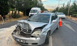 Uşak'ta tıra çarpan otomobildeki 4 kişi yaralandı!