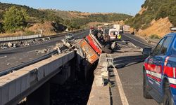 Korkunç kazada sürücü can verdi: TIR'dan dereye uçtu!