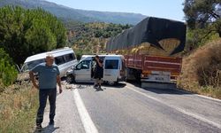 Minibüs ile hafif ticari aracın çarpıştı: 12 yaralı!