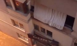 Balkon filesine takılan çocuğu itfaiye kurtardı!