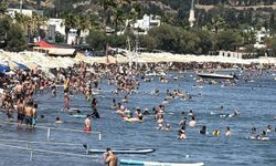 Bodrum’da sıcak havada turistlerin deniz keyfi