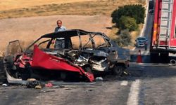 Otomobiller kafa kafaya çarpıştı: Korkunç son!
