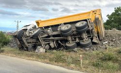 Freni boşalan kamyon devrildi: Sürücü hayatını kaybetti