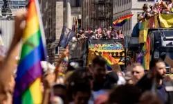 LGBT yürüyüşü yakınında araç kalabalığa daldı: Çok sayıda yaralı