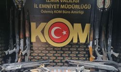 Cephanelik gibi ev: Ruhsatsız silahlarla yakalandı!