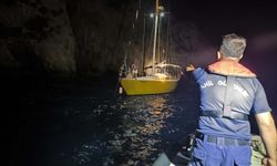 Kuşadası'nda denizde tehlike: Sürüklenen tekne marinaya çekildi