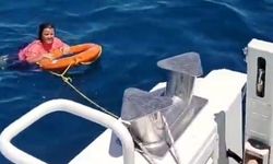 Kuşadası'nda akıntıyla açığa sürüklenen kadını deniz polisi kurtardı