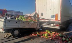Manisa’da kamyonet, TIR’a arkadan çarptı: 1’i ağır 2 yaralı