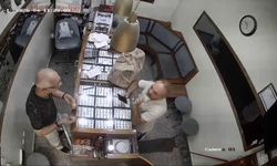 Kuyumcuda film gibi hırsızlık... 15 bilezikle kaçtı!