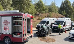 Otomobil kağıt gibi ezildi: Korkunç kaza!