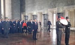 Özel'den ilk ziyaret: Yeni Parti Anıtkabir'de Ata'nın huzurunda