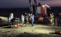 Devrilen traktörün altında kalan 2 kişi öldü!