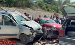 3 aracın karıştığı trafik kazasında 2 kişi yaralandı