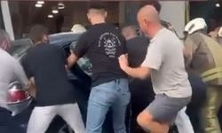 Kontrolden çıkan otomobil kaldırımdaki yayalara çarptı
