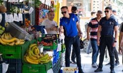 İzmir’de zabıtadan kaldırım işgali operasyonu!