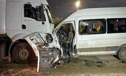 Servis minibüsü ile tır çarpıştı: 1 ölü, 14 yaralı!