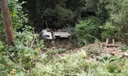 Uçuruma devrilen kamyondaki 2 kişi yaralandı