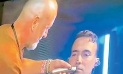 Mert Demir, konser arasında bıyıklarını kestirdi