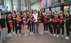 Dünya 2'ncisi 'Genç Sultanlar' yurda döndü!