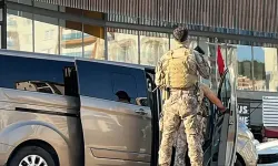Aranan şüpheli kaçmak isterken merdivenden düşerek yaralandı