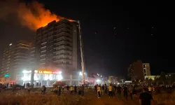 Plaza yangını: 3'ü itfaiye eri 8 kişi dumandan etkilendi!
