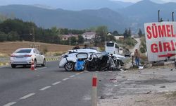 Otomobilin menfeze çarparak devrildi: 2kişi öldü, 4 kişi yaralandı!