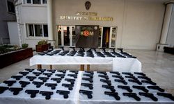 Bir otomobilde 100 ruhsatsız tabanca ele geçirildi