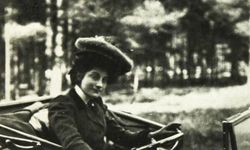 Kadınların makyaj aynası otomobillere yön verdi!
