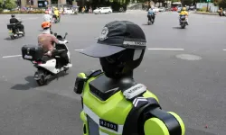 Çin sokaklarında robot polisler trafik denetimine başladı