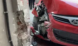Düğün konvoyunda kaza: Damadın amcası binaya çarptı!