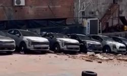 Binadan kopan parçalar park halindeki sıfır araçların üstüne düştü!