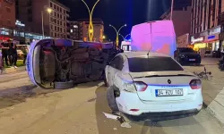 Otomobil, park halindeki 2 araca çarpıp devrildi: 4 yaralı!