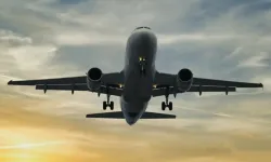 Uçakta panik anları! Dizüstü bilgisayar alev aldı