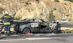 Otomobil bariyerlere çarpıp alev aldı: 3 yaralı!